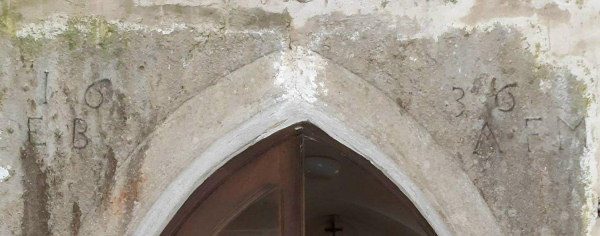 pierre gravée sur le haut du portail de la chapelle d'Urtière, photo F. Masset