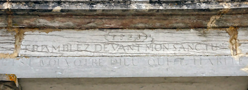 Inscription sur le portique de l'église de Valempoulières, photo O. Pernot