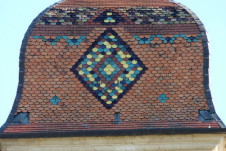 Détail du motif de tuiles de l'église de Vanne, photo Y. Bessero