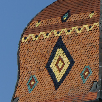 Détail du motif de tuiles de l'église de Vanne, photo Y. Bessero