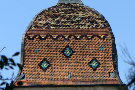 Détail du motif de tuiles de l'église de Vanne, photo Y. Bessero