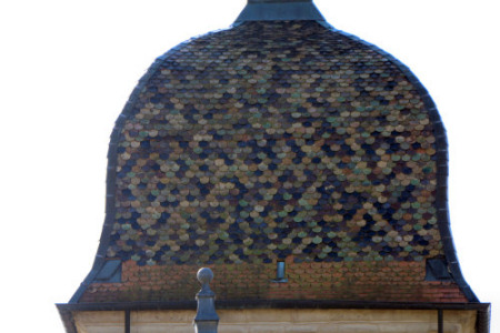 Détail du motif de tuiles de l'église de Vanne, photo Y. Bessero