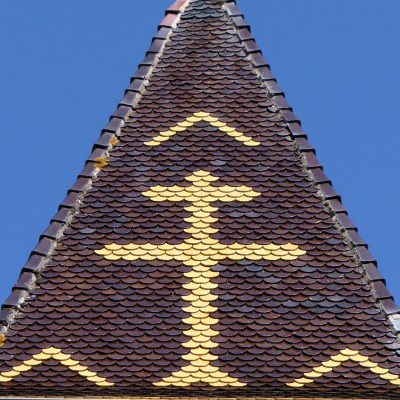 Détail du motif de tuiles de l'église de Vars, photo Y. Bessero