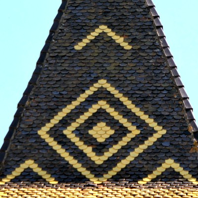 Détail du motif de tuiles de l'église de Vars, photo Y. Bessero