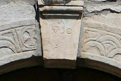 Pierre gravée du portail de l'église de Vars, photo Y. Bessero