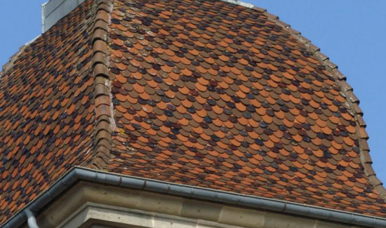 Détail du motif de tuiles de l'église de Vauvillers, photo J. Masset