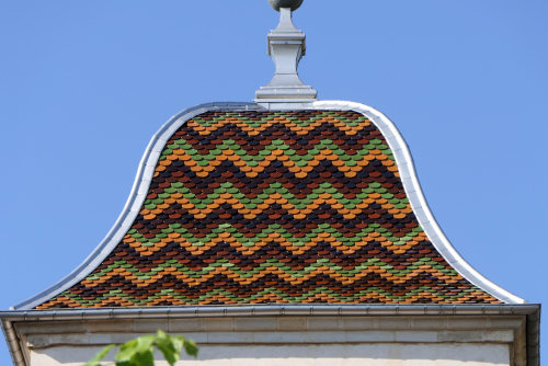 Détail du motif de tuiles du clocher de l'église de Velle-le-Châtel, photo Y Bessero