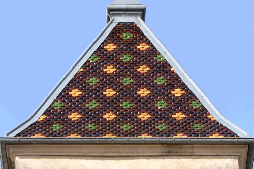 Détail du motif de tuiles de l'église de Velleguindry, photo Y. Bessero