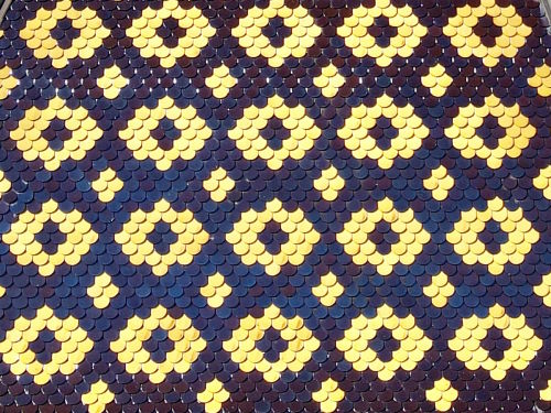 Détail du motif de tuiles du clocher Vercel-Villedieu-le-Camp, photo E. Rey