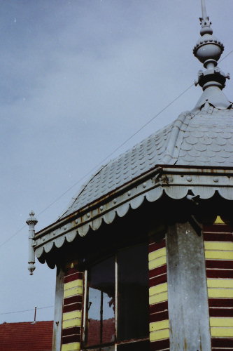 Clocheton sur un kiosque de l'ancienne école du Sacré-Coeur à Vercel, photo B. Lamblin