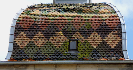 Motif de tuiles du clocher de Vernois-sur-Mance, photo Y. Bessero