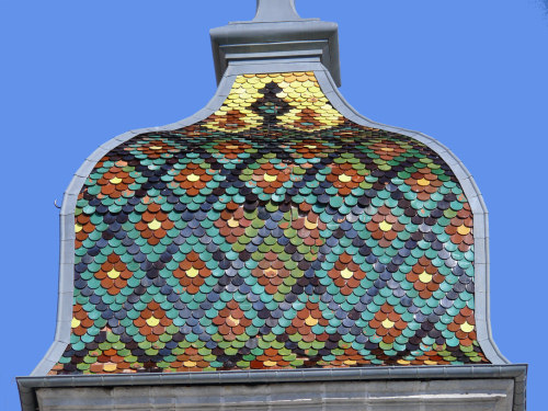 Détail du motif de tuiles du clocher de Verrières-de-Joux, photo Y. Bessero