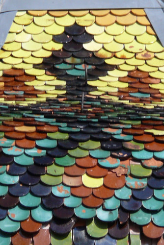 Détail du motif de tuiles du clocher de Verrières-de-Joux, photo Y. Bessero