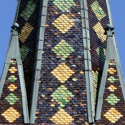 Détails du motif de tuiles de l'église de Vevy, photo Y. Bessero