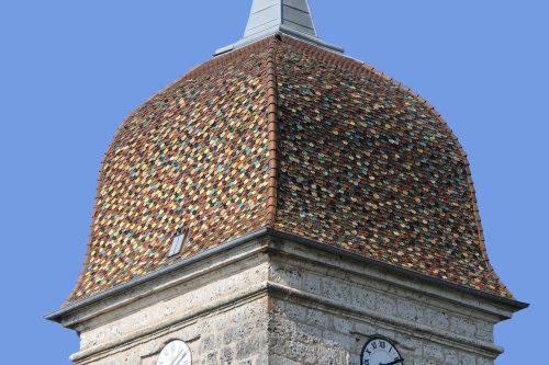 Couverture de tuiles du clocher de l'église de Vezet, photo Y. Bessero