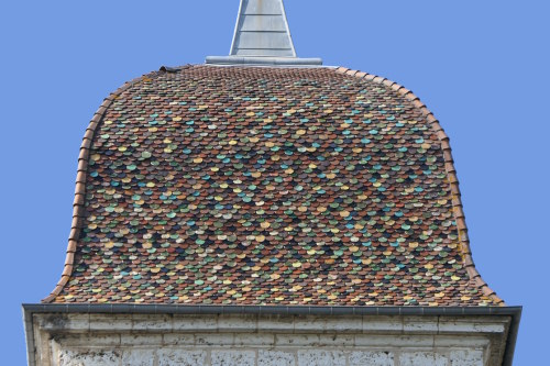 Couverture de tuiles du clocher de l'église de Vezet, photo Y. Bessero