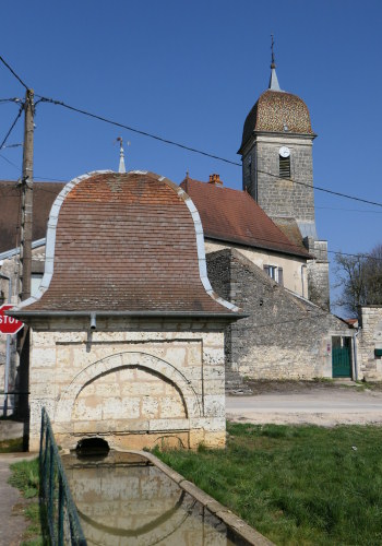 Lavoir et église de Vezet, photo Y. Bessero