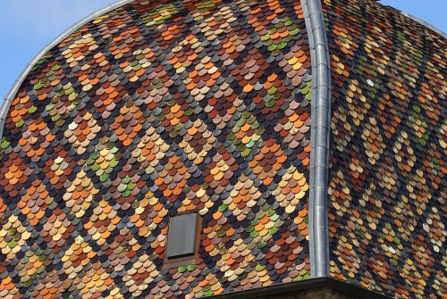 Détail du motif de tuiles de l'église de Vieilley, photo C. Quillon