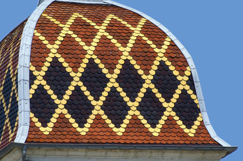 Détail du motif de tuiles du clocher de l'église de Viethorey, photo J. Masset