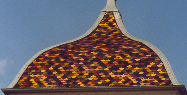 Détail du motif de tuiles du clocher de l'église de Villeneuve d'Aval, photo M. Morlin