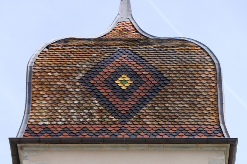 Détail du motif de tuiles du clocher de Villers-les-Bois, photo Y. Bessero