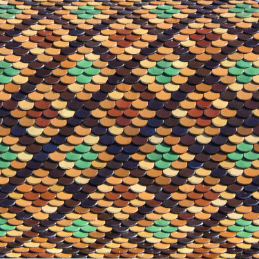 Détail du motif de tuiles du clocher de Villers-Pater, photo Y. Bessero