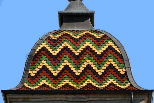 Détail du motif de tuiles du clocher de Villers-sur-Port, photo Y. Bessero