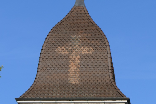 Croix de la face ouest du clocher de l'église de Vosbles, photo Y. Bessero