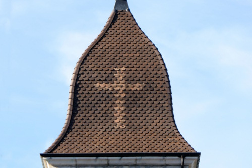 Croix de la face sud du clocher de l'église de Vosbles, photo Y. Bessero