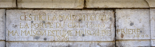 Pierre gravée au dessus du portail de l'église de Vosbles, photo O. Pernot