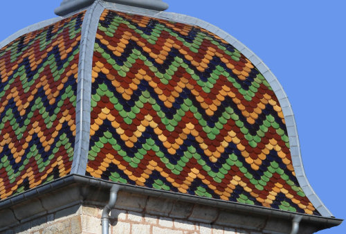 Détail du motif de tuiles du clocher de l'église de Vy-lès-Rupt, photo C. Quillon