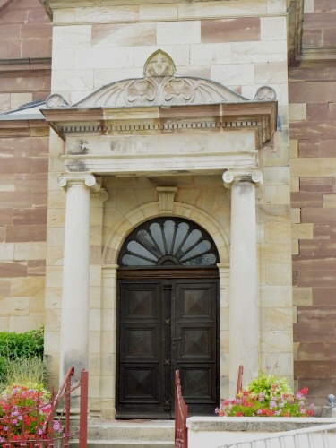 Porche du temple de Vyans-le-Val (70) photo D. Bion