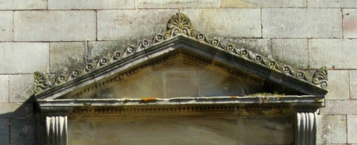 Fronton du porche de l'église d'Aillevans, photo J. Masset