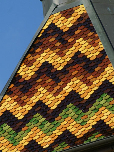 Détail du motif de tuiles de l'église d'Ailloncourt, photo J. Masset