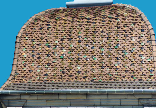 Détail du motif de tuiles du clocher de l'église d'Amblans et Velotte, photo J. Menneret