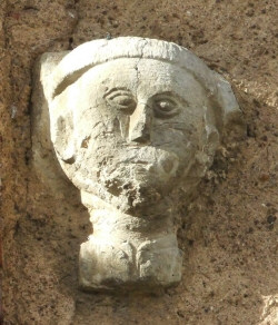 Sculpture sur une  pierre de l'église d'Avilley, photo M. Taland