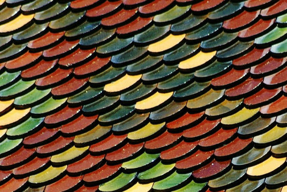 Détail du motif de tuiles de l'église de Bonnal, photo J. Masset