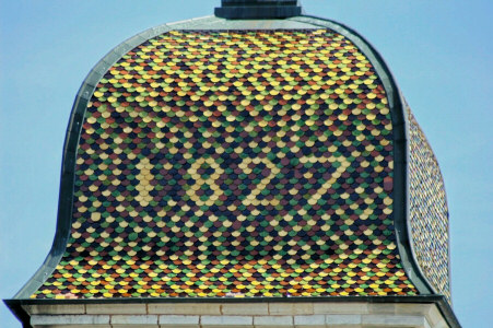 Détail du motif de tuiles vernissées du clocher de Bretonvillers, photo J. Masset