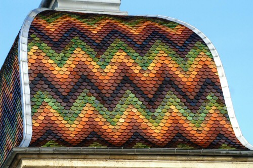 Motif de tuiles vernissées de l'église de Cerre-lès-Noroy, photo J. Masset