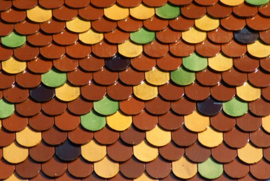 Détail du motif de tuiles du clocher de Dambelin, photo J. Masset