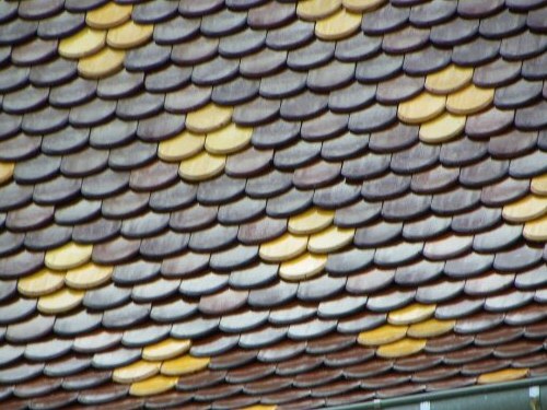 Motifs des tuiles du clocher de l''église de Denèvre, photo D. Bion