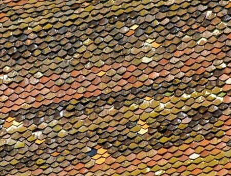 Détail du motif de tuiles du clocher de l'église d'Etalans, photo J. Masset