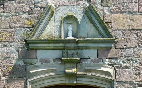 Fronton du porche de l'église de Frotey-les-Lure, photo J. Masset