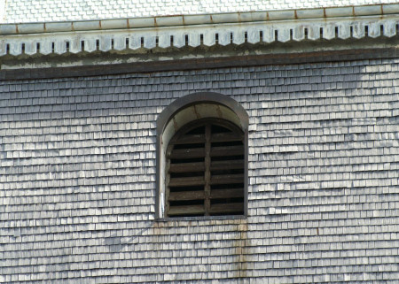 Détail des tavaillons du clocher de Gonsans, photo J. Masset