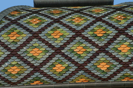 Détail du motif de tuiles du clocher de Gourgeon, photo J. Masset