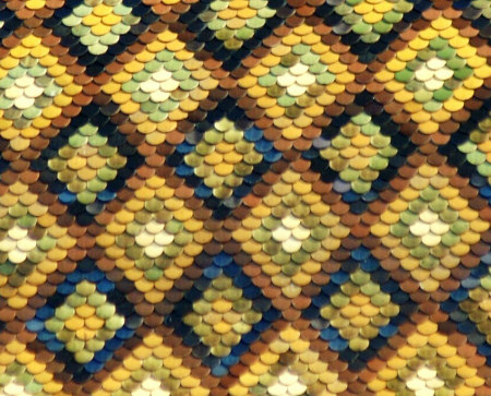 Détail du motif de tuiles de l'église de Hyèvre-Paroisse, photo J. Masset