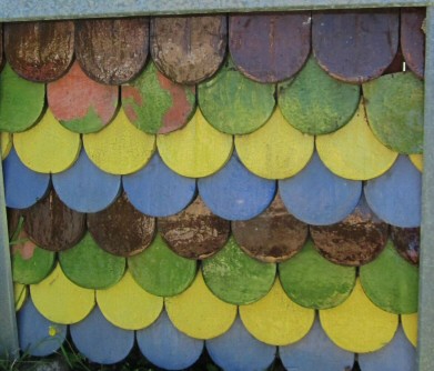 Motifs de tuiles de l'ancien clocher des Aynans, photo J. Masset