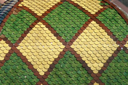 Détail du motif de tuiles du clocher de Lougres, photo J. Masset