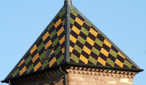 Détails du motif de tuiles de l'église de Melecey, photo J. Masset