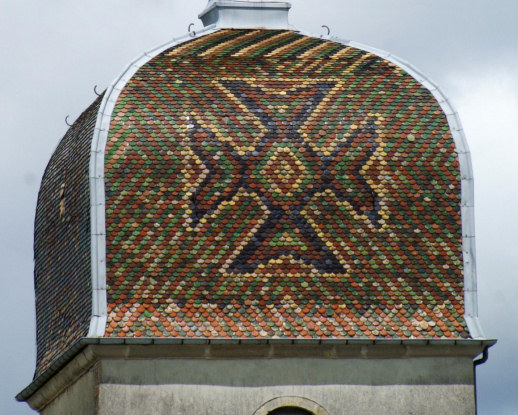 Détail du motif de tuiles du clocher de l'église de Montholier, photo J. Masset